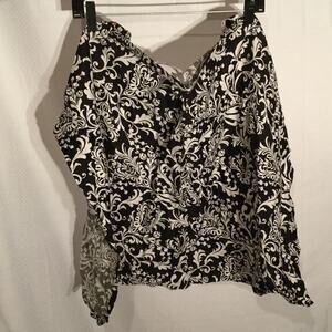 Nursing cover in black and white print cute enough to use out and about euc